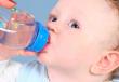 Молоко и вода, что питье здесь, что еда: давать ли воду новорожденным при грудном вскармливании Можно ли давать грудным детям водичку