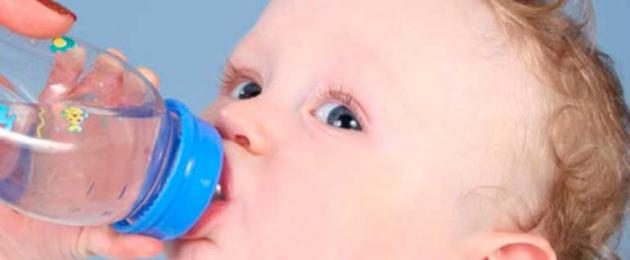 Можно ли новорожденному грудничку давать кипяченую воду? Молоко и вода, что питье здесь, что еда: давать ли воду новорожденным при грудном вскармливании Можно ли давать грудным детям водичку. 